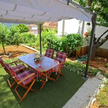 In With Sea View, Terrace, Air Conditioning, Wifi Apartman *