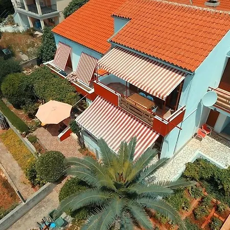 In With Sea View, Terrace, Air Conditioning, Wifi Apartman *