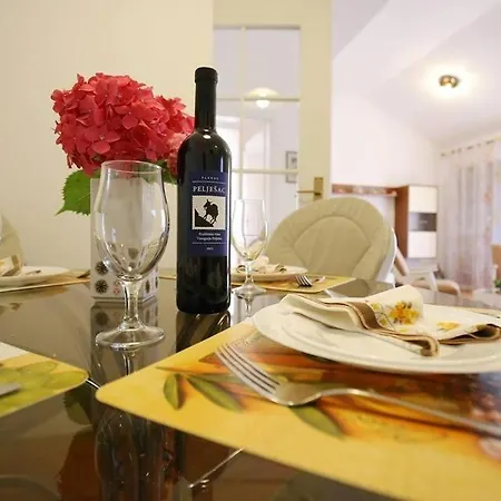 In With Sea View, Terrace, Air Conditioning, Wifi Apartman *
